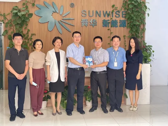 Zhou Wenjie visits Sunwise — original image