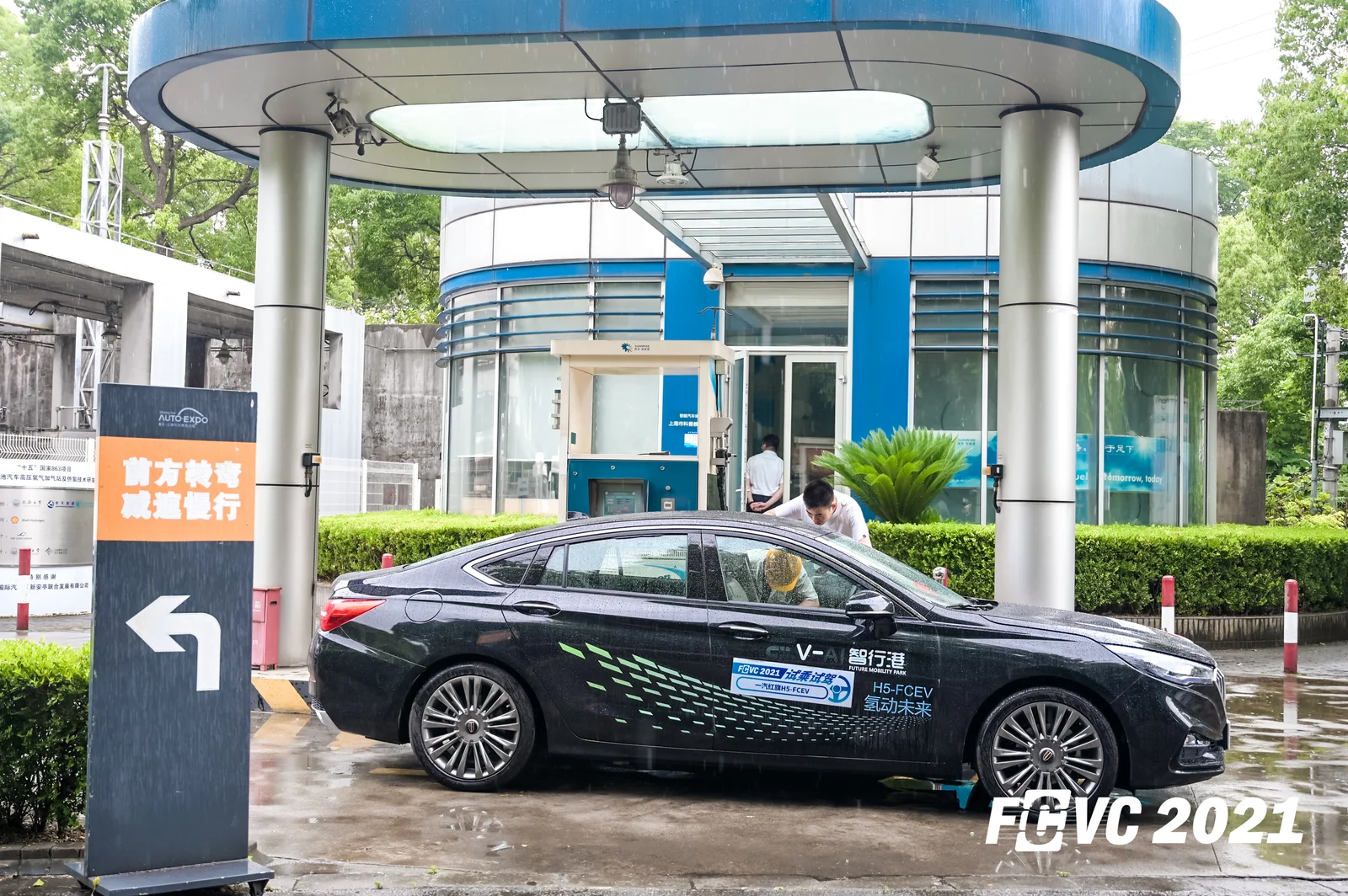 Jiading Deputy District Head Zhu Xiaojie visits Anting refueling station — original image