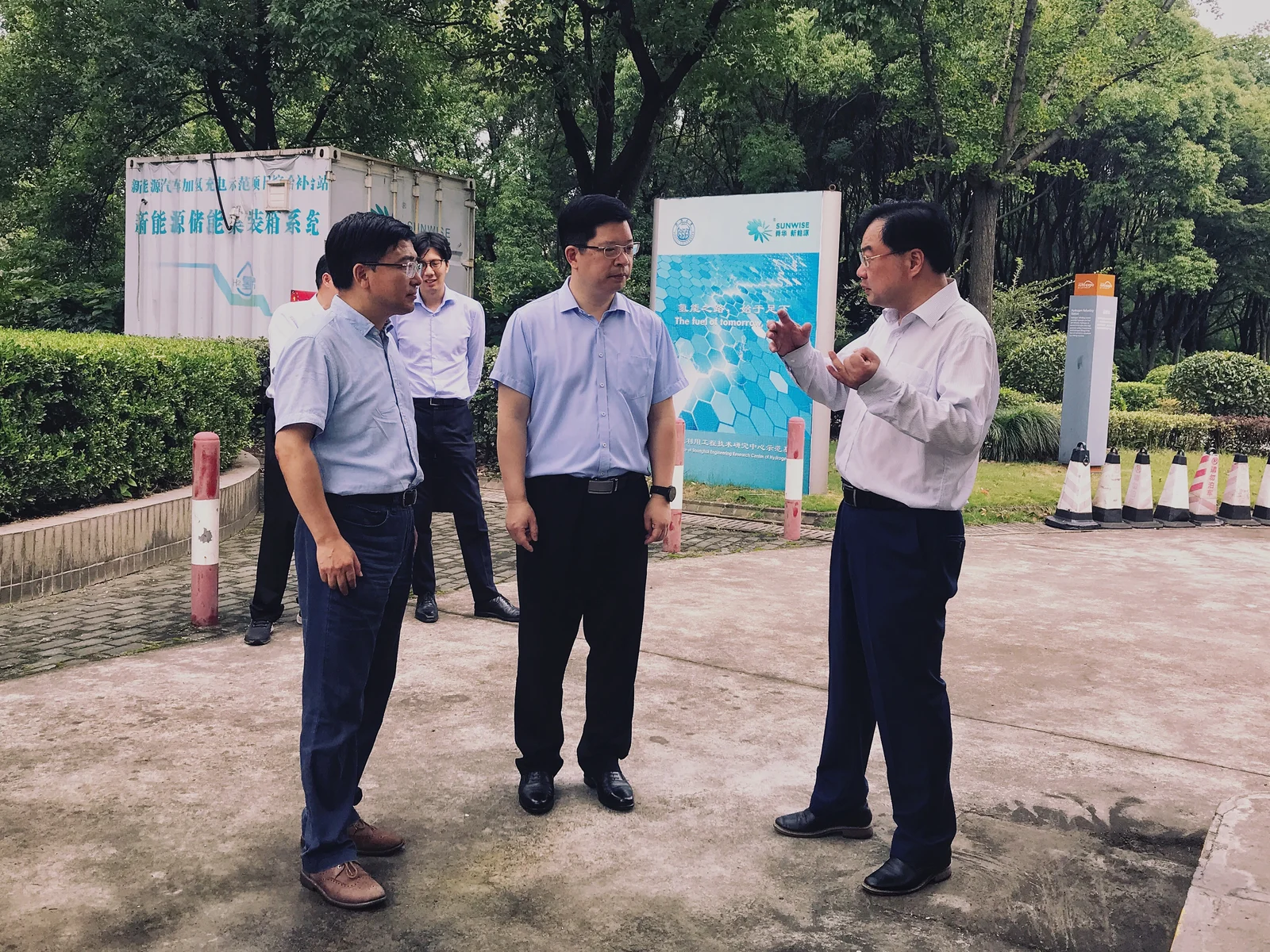 Jiading Deputy District Head Zhu Xiaojie visits Anting refueling station — original image