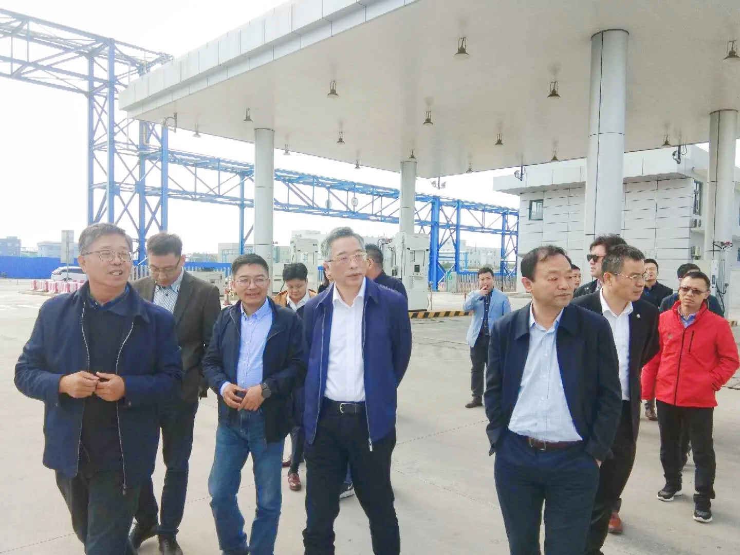 Zhejiang Energy Chairman Tong Yahui visits Shanghai Chemical Industry Park refueling station — original image