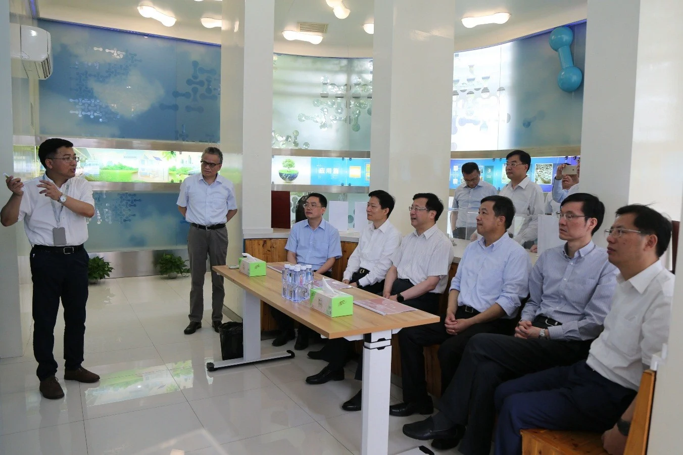 Shanghai Executive Vice Mayor Chen Yin visits Anting refueling station — original image