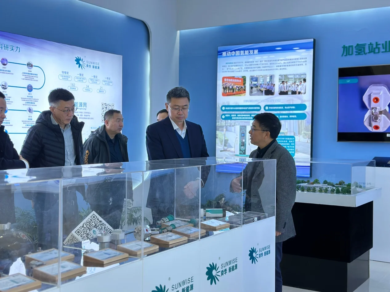 Huang Tingxiang of CHN Energy Inner Mongolia Power visits Sunwise — original image